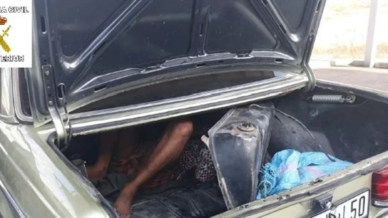 Joven oculto en el doble fondo del vehículo Joven oculto en el doble fondo del vehículo