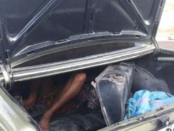 Joven oculto en el doble fondo del vehículo Joven oculto en el doble fondo del vehículo