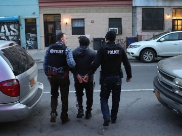 Los agentes del ICE arrestan a un inmigrante mexicano indocumentado durante una redada en Brooklyn, Nueva York. Los agentes del ICE arrestan a un inmigrante mexicano indocumentado durante una redada en Brooklyn, Nueva York.