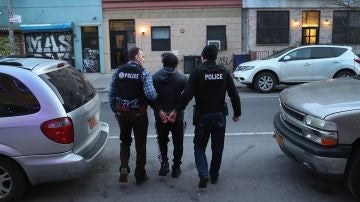 Los agentes del ICE arrestan a un inmigrante mexicano indocumentado durante una redada en Brooklyn, Nueva York.