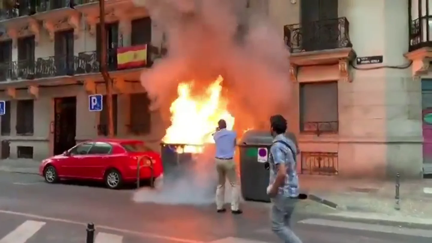 Queman contenedores junto a la sede de Vox y Ortega Smith interviene para apagar el fuego Queman contenedores junto a la sede de Vox y Ortega Smith interviene para apagar el fuego