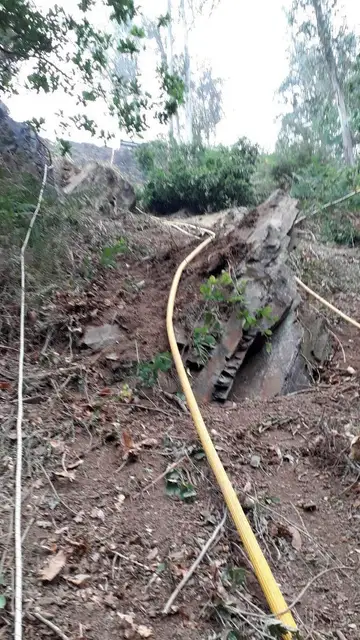 Los Bomberos tendieron varias mangueras para apagar el fuego Los Bomberos tendieron varias mangueras para apagar el fuego