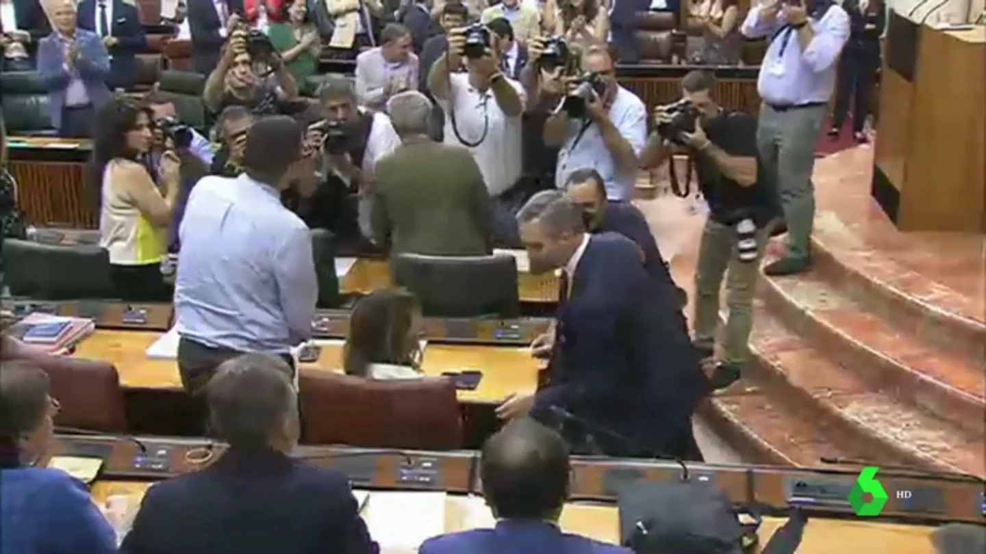 Bronca en el Parlamento andaluz en la aprobación de los presupuestos Bronca en el Parlamento andaluz en la aprobación de los presupuestos