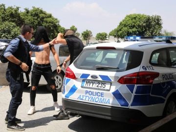 Los sospechosos de violación a su llegada al juzgado chipriota Los sospechosos de violación a su llegada al juzgado chipriota