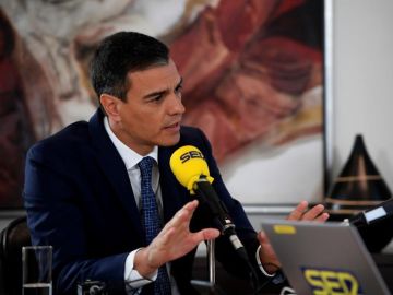 El presidente del Gobierno en funciones, Pedro Sánchez, durante su entrevista en la Cadena SER