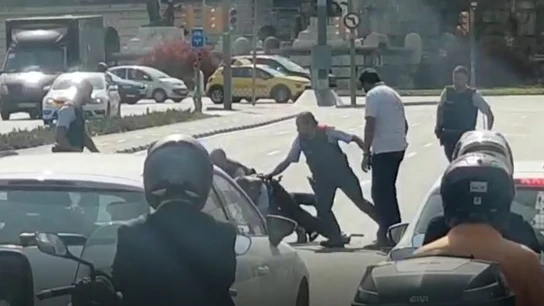 Los mossos reducen a un hombre que intentaba autolesionarse Los mossos reducen a un hombre que intentaba autolesionarse