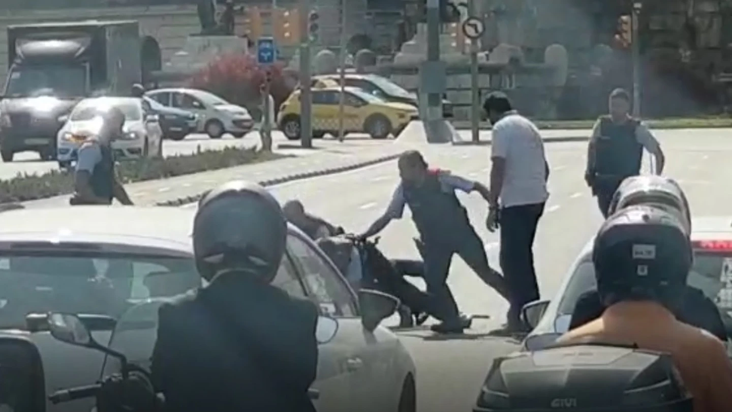 Los mossos reducen a un hombre que intentaba autolesionarse Los mossos reducen a un hombre que intentaba autolesionarse