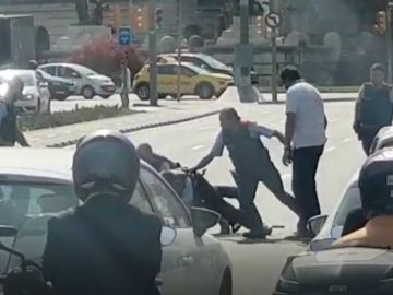 Los mossos reducen a un hombre que intentaba autolesionarse Los mossos reducen a un hombre que intentaba autolesionarse