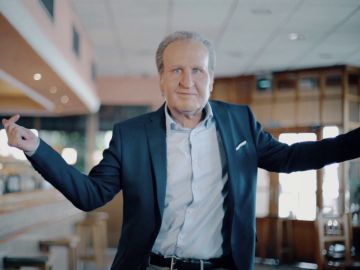 Cuando Joaquín Reyes fue el Juan Carlos I: "En Botsuana el rifle lo llevaba de bastón, a los elefantes los mataba de la risa" Cuando Joaquín Reyes fue el Juan Carlos I: "En Botsuana el rifle lo llevaba de bastón, a los elefantes los mataba de la risa"