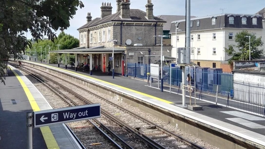 La estación de tren en la que el niño se suicidó, en Chertsey, Inglaterra La estación de tren en la que el niño se suicidó, en Chertsey, Inglaterra