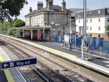 La estación de tren en la que el niño se suicidó, en Chertsey, Inglaterra La estación de tren en la que el niño se suicidó, en Chertsey, Inglaterra
