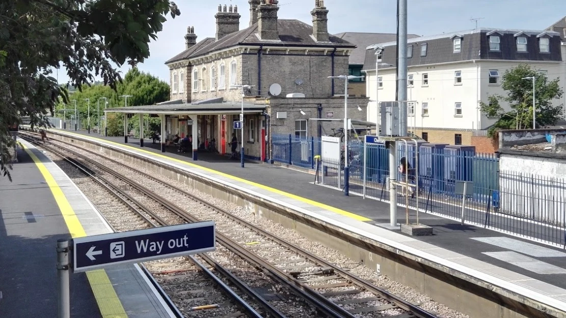 La estación de tren en la que el niño se suicidó, en Chertsey, Inglaterra