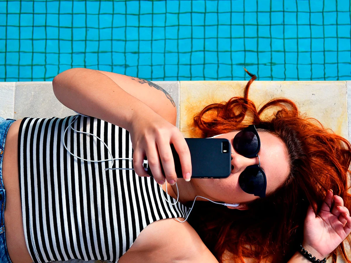 Seis fundas impermeables para proteger tu smartphone en la piscina o la  playa este verano