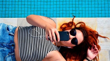 Smartphone al sol en verano