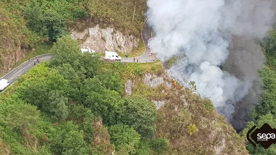 Un camión ha provocado un incendio en Asturias tras sufrir un accidente Un camión ha provocado un incendio en Asturias tras sufrir un accidente
