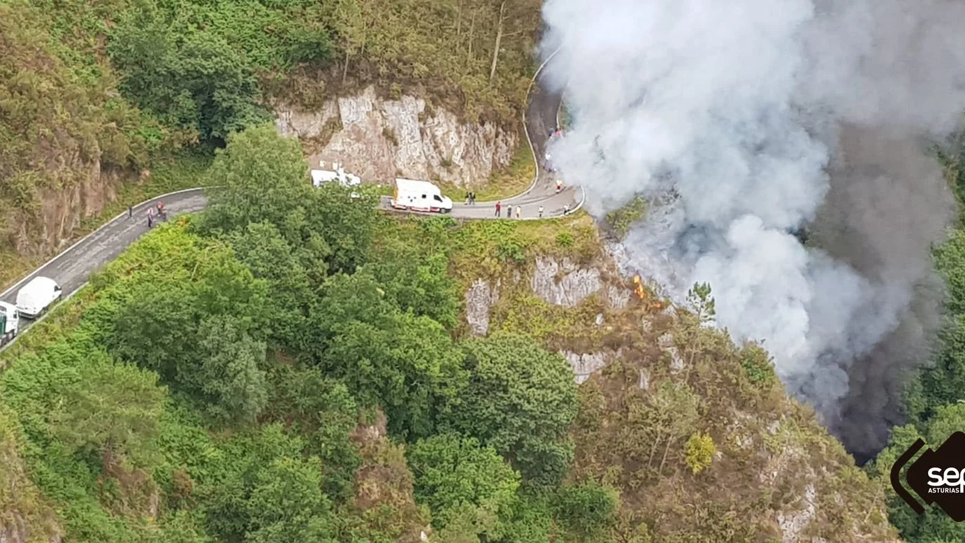 Un camión ha provocado un incendio en Asturias tras sufrir un accidente