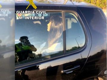 Maniquí dentro de un coche para poder pasar por el carril de alta ocupación Maniquí dentro de un coche para poder pasar por el carril de alta ocupación