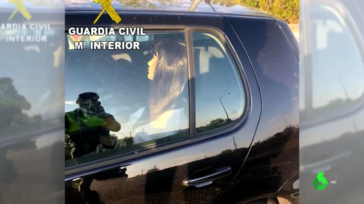 Maniquí dentro de un coche para poder pasar por el carril de alta ocupación.