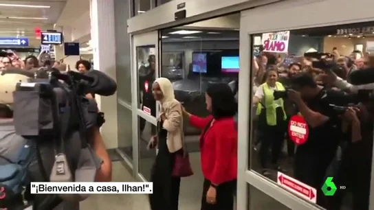 Íljan Ómar a su llegada de Estados Unidos. Íljan Ómar a su llegada de Estados Unidos.