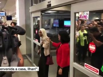 Íljan Ómar a su llegada de Estados Unidos. Íljan Ómar a su llegada de Estados Unidos.