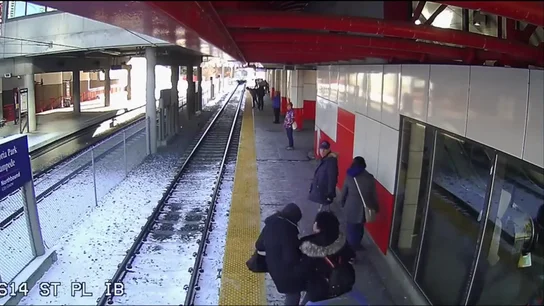 Graban a una mujer empujando a una anciana a las vías mientras llegaba el tren Graban a una mujer empujando a una anciana a las vías mientras llegaba el tren
