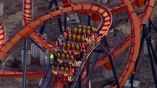 El angustioso rescate de varios pasajeros atrapados en lo alto de una montaña rusa El angustioso rescate de varios pasajeros atrapados en lo alto de una montaña rusa
