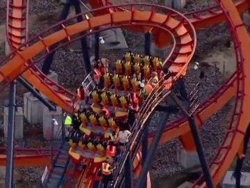 El angustioso rescate de varios pasajeros atrapados en lo alto de una montaña rusa El angustioso rescate de varios pasajeros atrapados en lo alto de una montaña rusa