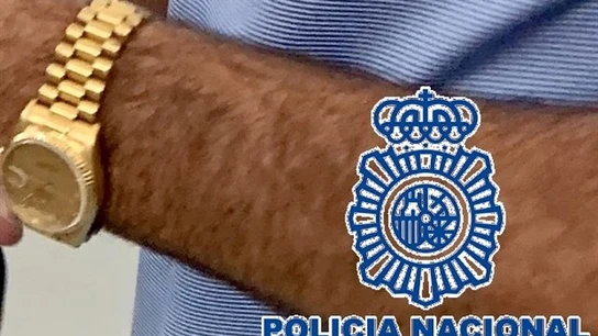 El hombre llevaba el reloj en la muñeca cuando regresaba a Irlanda El hombre llevaba el reloj en la muñeca cuando regresaba a Irlanda