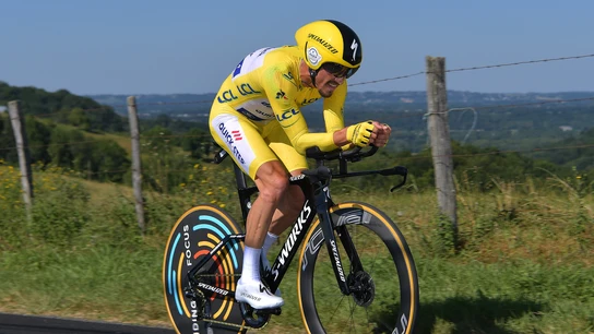 Julian Alaphilippe ataviado de amarillo Julian Alaphilippe ataviado de amarillo