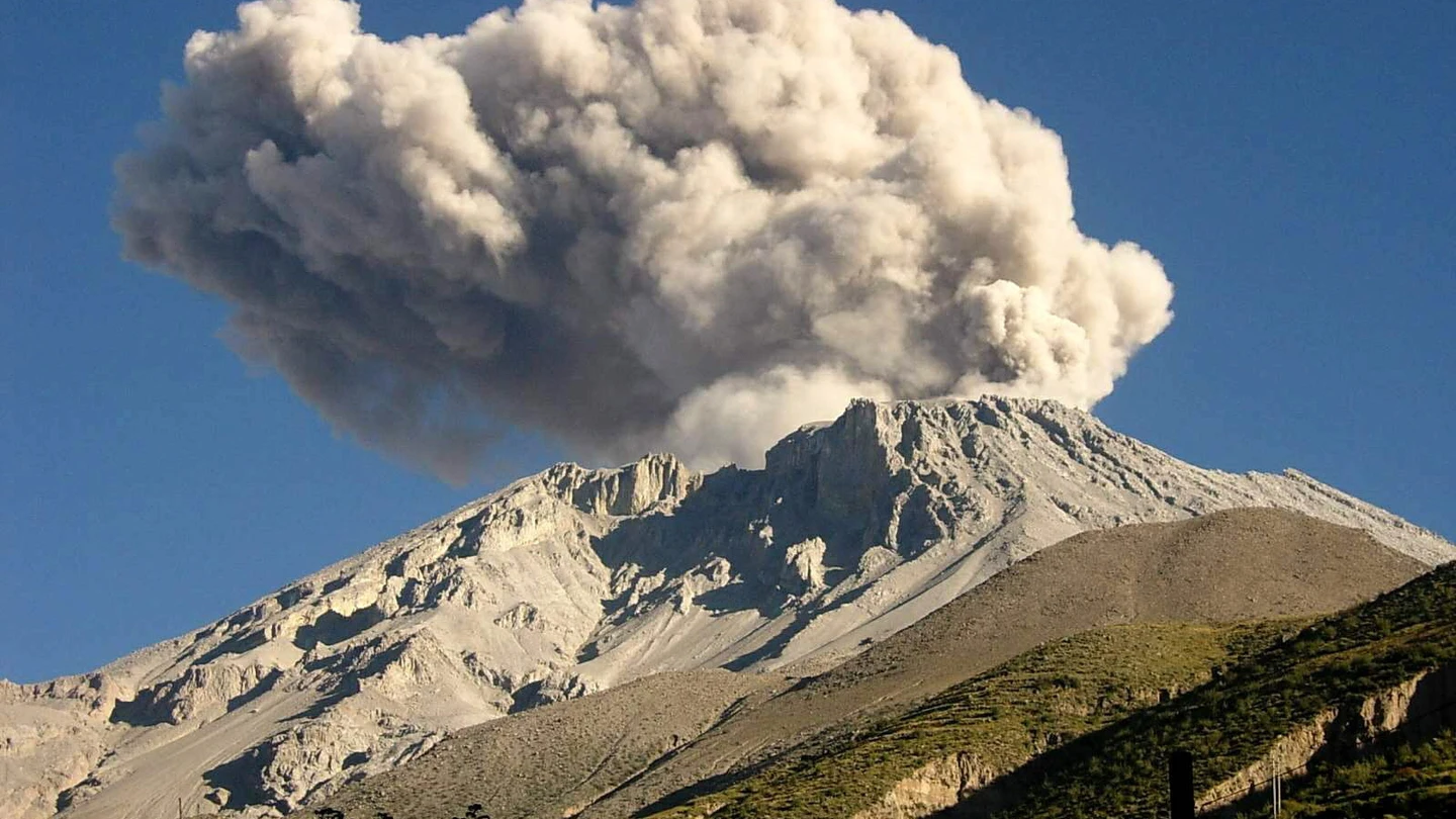 En la imagen, el volcán Ubinas de Perú En la imagen, el volcán Ubinas de Perú
