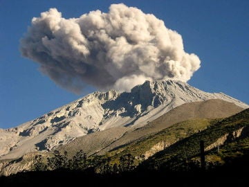 En la imagen, el volcán Ubinas de Perú En la imagen, el volcán Ubinas de Perú
