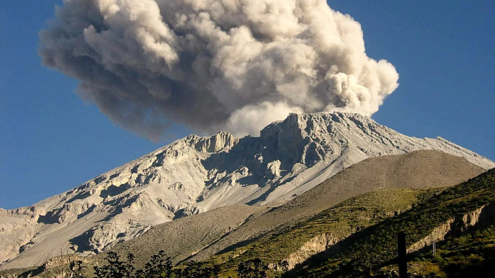 En la imagen, el volcán Ubinas de Perú