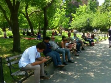 Personas a la sombra en un parque Personas a la sombra en un parque