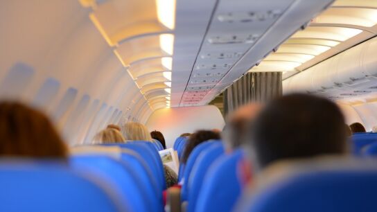 Pasajeros en un avi&oacute;n.