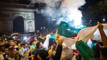 Celebración de los hinchas argelinos en París
