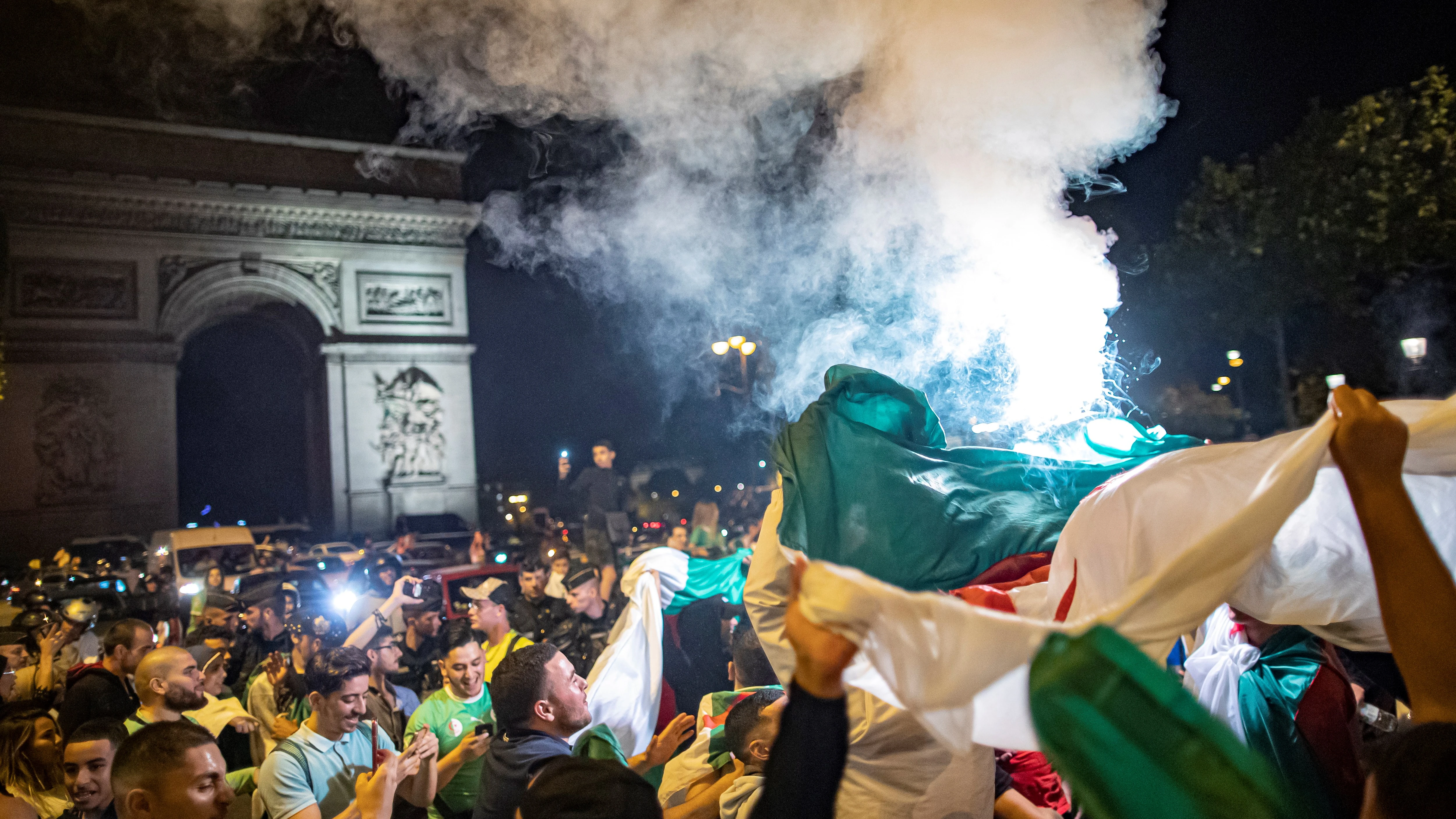 Celebración de los hinchas argelinos en París