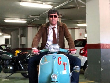 César Andión en una Vespa César Andión en una Vespa