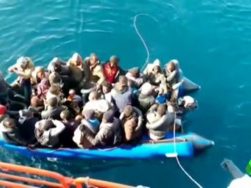 Migrantes en un barco en el Mediterráneo Migrantes en un barco en el Mediterráneo