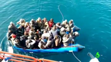 Migrantes en un barco en el Mediterráneo