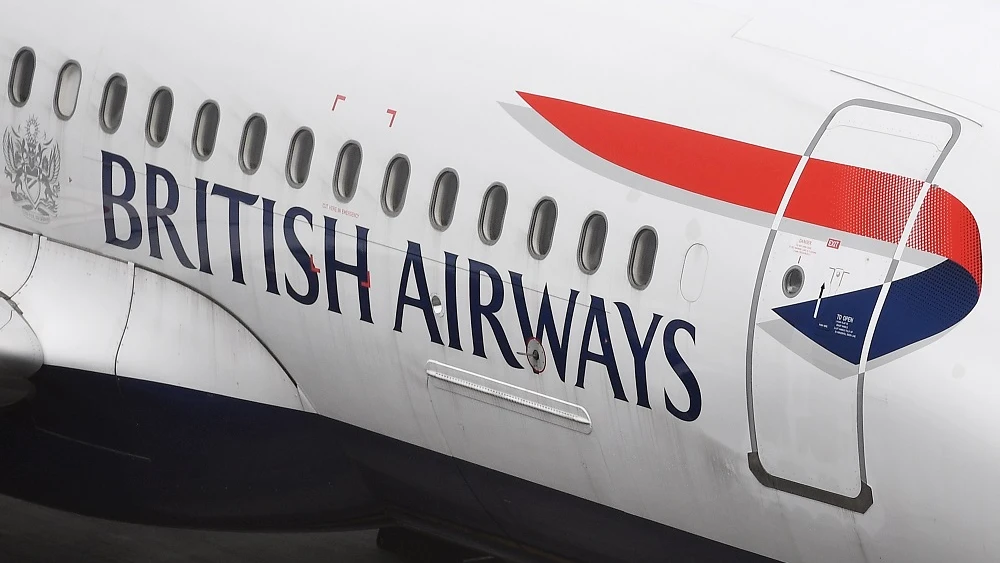 Un avión de British Airways en el aeropuerto londinense de Heathrow.