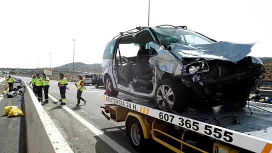 Efectivos de la Guardia Civil trabajan en la autopista AP-7, en el término de El Campello Efectivos de la Guardia Civil trabajan en la autopista AP-7, en el término de El Campello