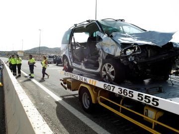 Efectivos de la Guardia Civil trabajan en la autopista AP-7, en el término de El Campello Efectivos de la Guardia Civil trabajan en la autopista AP-7, en el término de El Campello