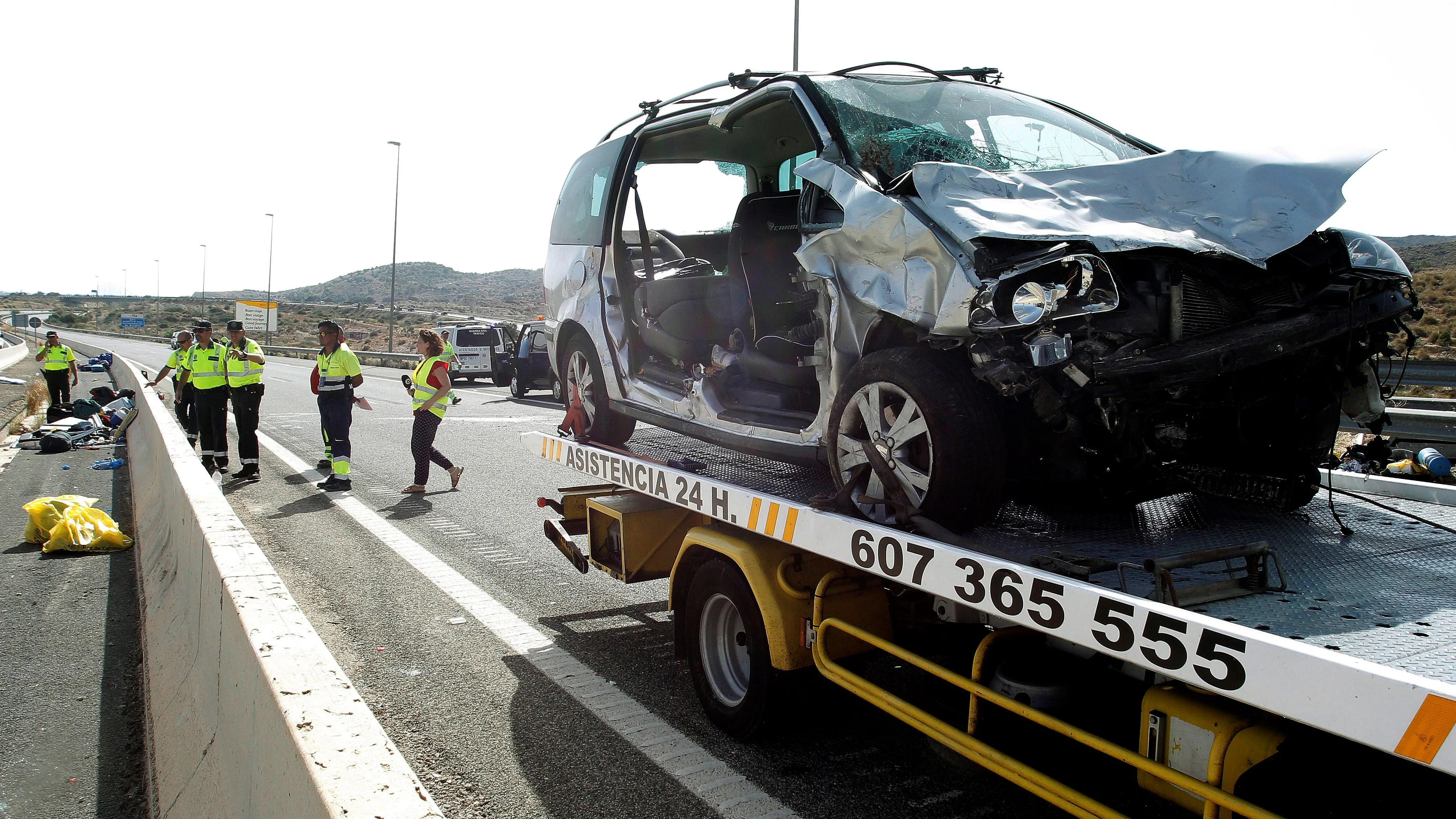 Efectivos de la Guardia Civil trabajan en la autopista AP-7, en el término de El Campello