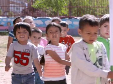 'Performance' sobre el cierre de un colegio realizada por niños 'Performance' sobre el cierre de un colegio realizada por niños