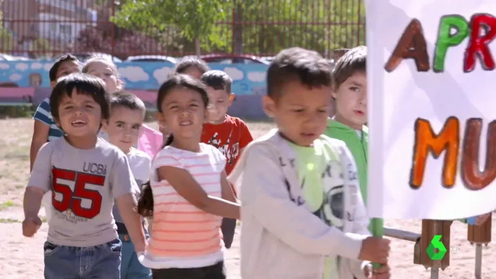 'Performance' sobre el cierre de un colegio realizada por niños.