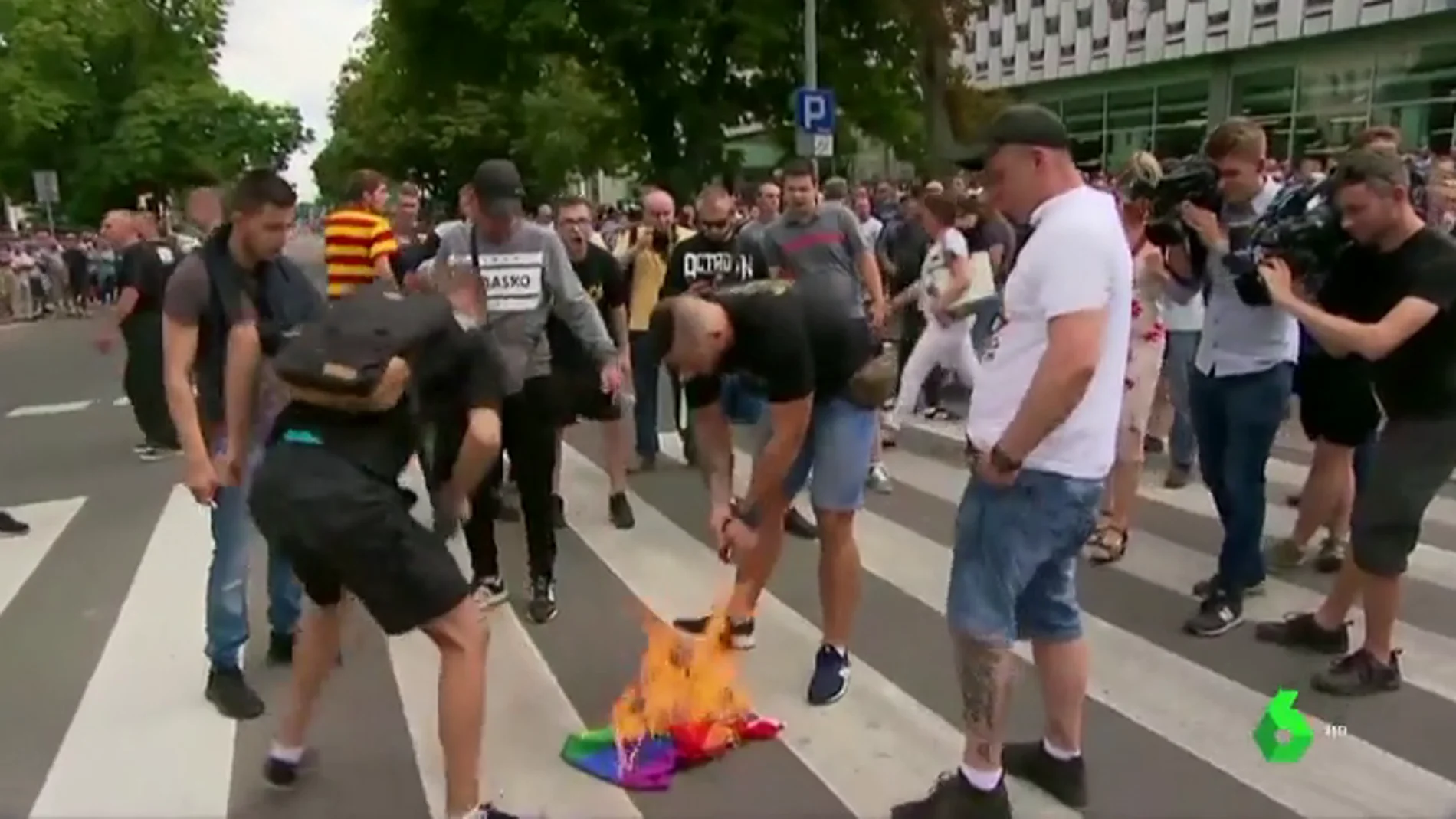 Ultras de extrema derecha intentan bloquear la marcha por el Orgullo LGTBI en Polonia