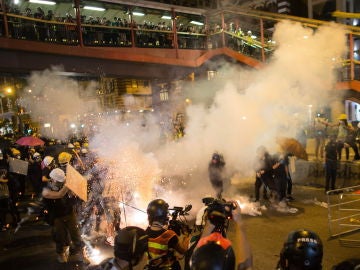Enfrentamientos entre los manifestantes y la Policía en Hong Kong Enfrentamientos entre los manifestantes y la Policía en Hong Kong
