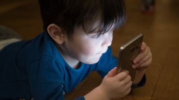 Un niño utiliza un teléfono móvil en una imagen de archivo.