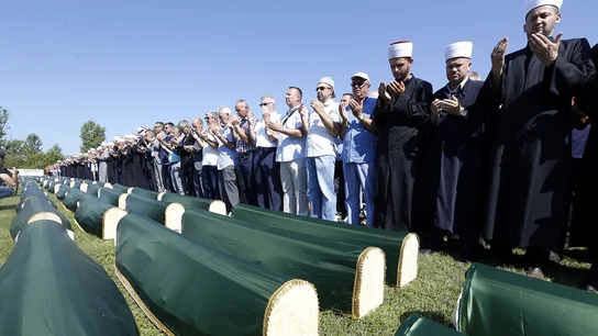 Bosnia entierra a 86 musulmanes 27 años después de la masacre en el conflicto entre Serbia y Bosnia Bosnia entierra a 86 musulmanes 27 años después de la masacre en el conflicto entre Serbia y Bosnia.