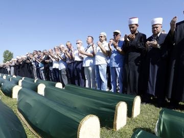 Bosnia entierra a 86 musulmanes 27 años después de la masacre en el conflicto entre Serbia y Bosnia Bosnia entierra a 86 musulmanes 27 años después de la masacre en el conflicto entre Serbia y Bosnia